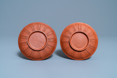 Een paar Chinese Yixing steengoed schotels met reli&euml;fdecor, Kangxi