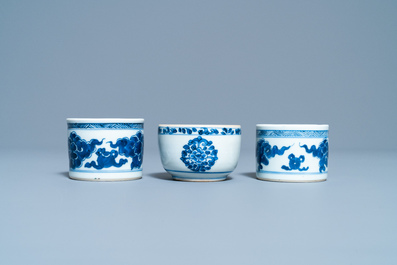 Deux sabliers et un bol en porcelaine de Chine en bleu et blanc, Kangxi