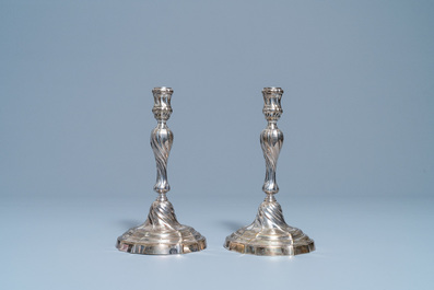 Een paar zilveren kandelaars, gemerkt Carel Benninck, Brugge, gedat. 1778