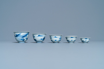 Cinq bols en porcelaine de Chine en bleu et blanc, &eacute;poque Transition