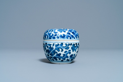 Een Chinese blauw-witte tweedelige penselenwasser, Kangxi