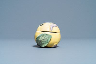 Une petite terrine couverte en forme de pomme en fa&iuml;ence polychrome, France, 18&egrave;me