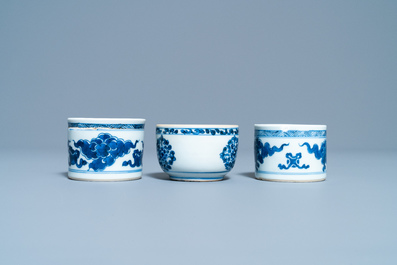 Deux sabliers et un bol en porcelaine de Chine en bleu et blanc, Kangxi