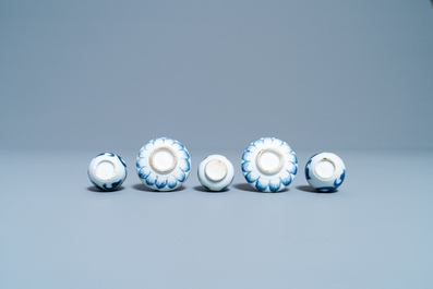 Cinq vases miniatures en porcelaine de Chine en bleu et blanc, Kangxi