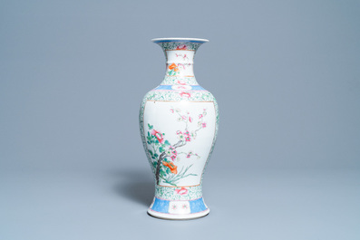 Un vase en porcelaine de Chine famille rose &agrave; d&eacute;cor floral, marque de Hongxian, R&eacute;publique