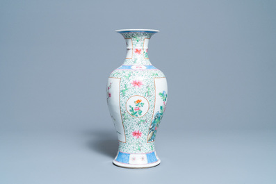 Un vase en porcelaine de Chine famille rose &agrave; d&eacute;cor floral, marque de Hongxian, R&eacute;publique