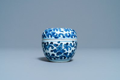 Un lave-pinceaux en deux pi&egrave;ces en porcelaine de Chine en bleu et blanc, Kangxi