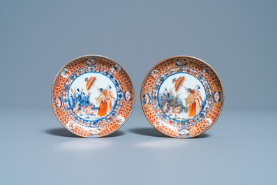 Een paar Chinese Imari-stijl bordjes met 'Parasoldames' naar Cornelis Pronk, Qianlong