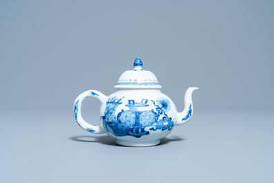 Een Chinese blauw-witte theepot met antiquiteiten, Jiajing merk, Kangxi