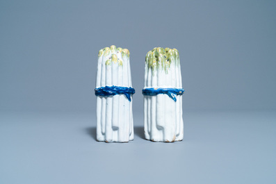 Une paire de saupoudroirs en forme de bottes d&rsquo;asperges en fa&iuml;ence polychrome de Bruxelles, 18&egrave;me