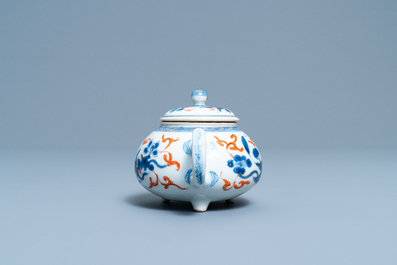Een Chinese blauw-witte, ijzerrode en vergulde driepotige theepot met deksel, Kangxi