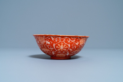 Un bol en porcelaine de Chine &agrave; fond rouge de corail, marque de Daoguang, R&eacute;publique