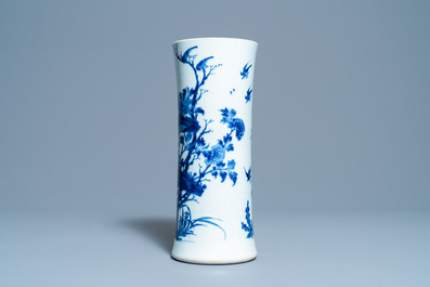 Un vase de forme cornet en porcelaine de Chine en bleu et blanc, &eacute;poque Transition