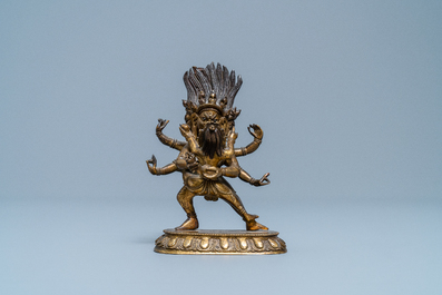 Een Sino-Tibetaanse vergulde bronzen figuur van Hayagriva, 18/19e eeuw