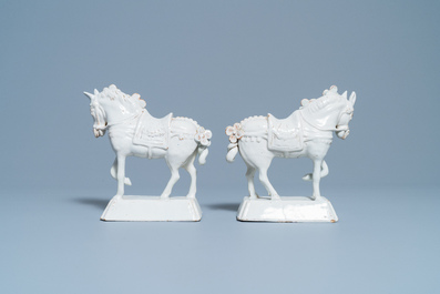 Een paar wit Delftse modellen van paarden, 18e eeuw
