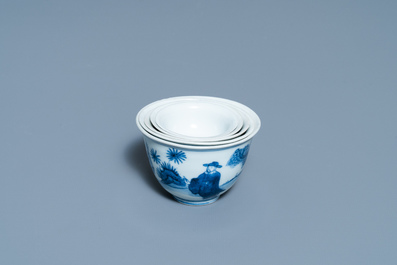 Vijf Chinese blauw-witte gradueel oplopende kommen, Chenghua merk, Transitie periode