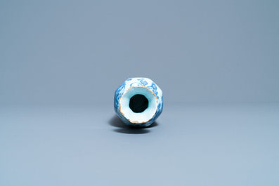 Un vase de forme octagonale en fa&iuml;ence de Delft en bleu et blanc, fin du 17&egrave;me