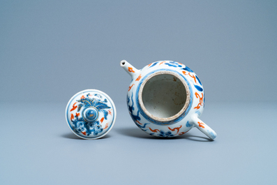 Een Chinese blauw-witte, ijzerrode en vergulde driepotige theepot met deksel, Kangxi