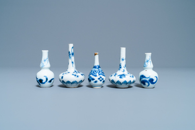 Vijf Chinese blauw-witte miniatuur vaasjes, Kangxi