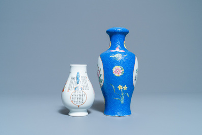 Un vase en porcelaine de Chine famille rose &agrave; d&eacute;cor 'Wu Shuang Pu' et un &agrave; fond bleu sgraffiato, 19/20&egrave;me