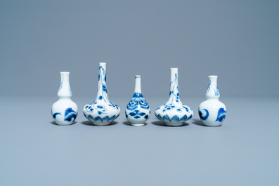 Cinq vases miniatures en porcelaine de Chine en bleu et blanc, Kangxi