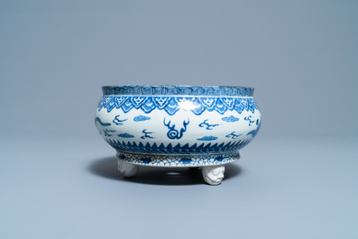 A Japanese blue and white Arita tripod censer, Edo, 17th C.