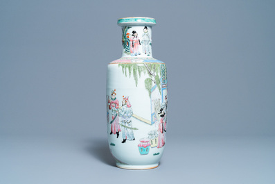 Un vase de forme rouleau en porcelaine de Chine famille rose, 19/20&egrave;me