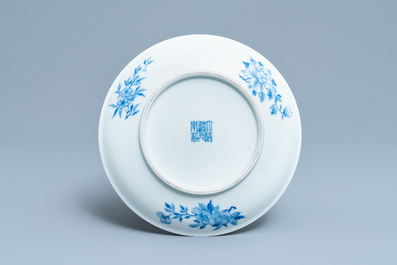 Une assiette en porcelaine de Chine en bleu et blanc &agrave; d&eacute;cor de poissons, marque de Daoguang, R&eacute;publique