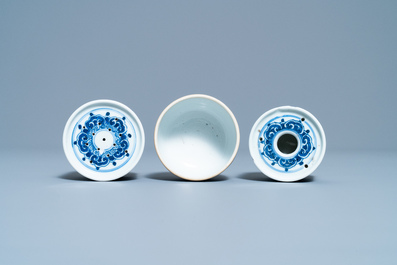 Twee Chinese blauw-witte zandstrooiers en een kom, Kangxi