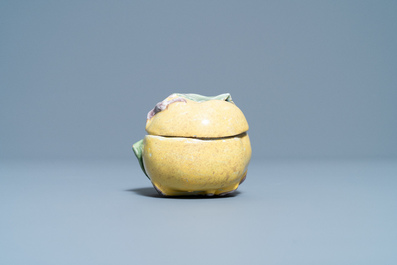 Une petite terrine couverte en forme de pomme en fa&iuml;ence polychrome, France, 18&egrave;me