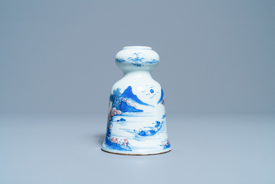 Een Chinese blauw-witte en koperrode vaas, 19/20e eeuw