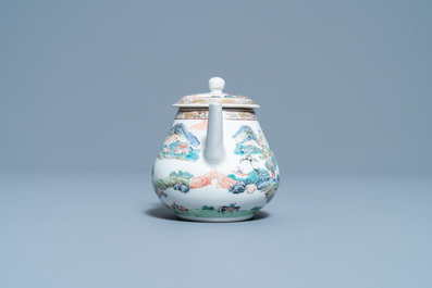 Une th&eacute;i&egrave;re en porcelaine de Chine famille rose &agrave; d&eacute;cor d'un paysage montagneux, Yongzheng