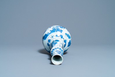 Un vase de forme bouteille en porcelaine de Chine en bleu et blanc, &eacute;poque Transition