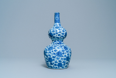 Un vase de forme double gourde en porcelaine de Chine en bleu et blanc, Wanli