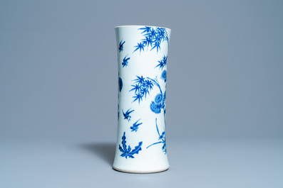 Un vase de forme cornet en porcelaine de Chine en bleu et blanc, &eacute;poque Transition