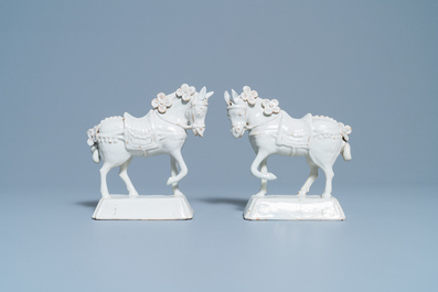 Une paire de mod&egrave;les de chevaux en fa&iuml;ence blanche de Delft, 18&egrave;me