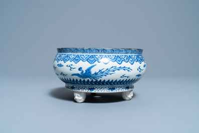 Un br&ucirc;le-parfum tripod en porcelaine Arita de Japon en bleu et blanc, Edo, 17&egrave;me