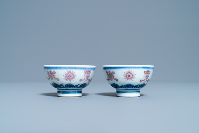 Une paire de bols en porcelaine de Chine en bleu, blanc et rouge de cuivre, marque &agrave; 4 caract&egrave;res, 19/20&egrave;me