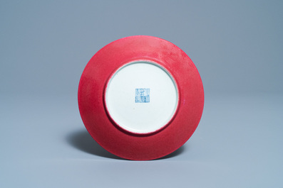 Une assiette en porcelaine de Chine rouge de rubis monochrome, marque et &eacute;poque de Jiaqing