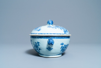Een Chinese blauw-witte dekselterrine op onderschotel, Qianlong