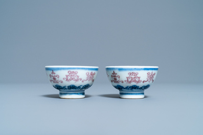 Une paire de bols en porcelaine de Chine en bleu, blanc et rouge de cuivre, marque &agrave; 4 caract&egrave;res, 19/20&egrave;me