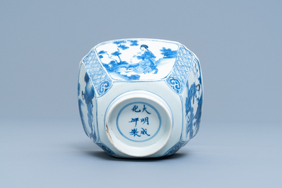 Een Chinese vierkante blauw-witte kom, Chenghua merk, Kangxi