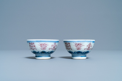 Een paar Chinese blauw-witte en koperrode 'bajixiang' theekommen, 4-karaktermerk, 19/20e eeuw