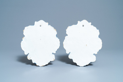 Une paire de plaques en fa&iuml;ence de Delft polychrome &agrave; d&eacute;cor de vases fleuris, 18&egrave;me