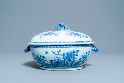 Une terrine couverte sur pr&eacute;sentoir en porcelaine de Chine en bleu et blanc, Qianlong