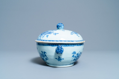 Een Chinese blauw-witte dekselterrine op onderschotel, Qianlong