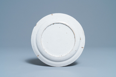 Une assiette en fa&iuml;ence de Delft petit feu &agrave; d&eacute;cor floral de style chinoiserie, 18&egrave;me