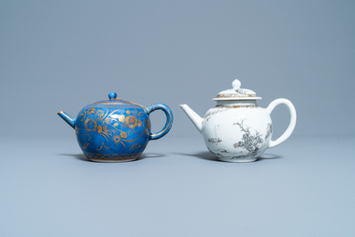 Een Chinese poederblauwe en vergulde theepot en een grisaille theepot, Kangxi/Yongzheng