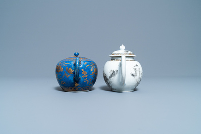 Een Chinese poederblauwe en vergulde theepot en een grisaille theepot, Kangxi/Yongzheng