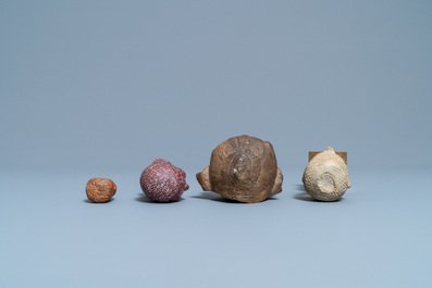 Vier diverse gesculpteerde stenen koppen, 17e eeuw en later